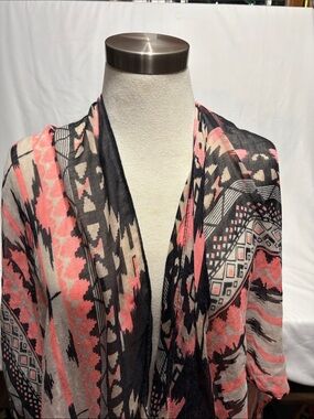 Source Unknown Black, Coral/Pink & Cream Geometric Pattern Lightweight Wrap